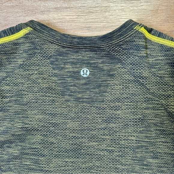 Lululemon Metal Vent Tech Short Sleeve V Neck XL Army Green - Picture 3 of 7